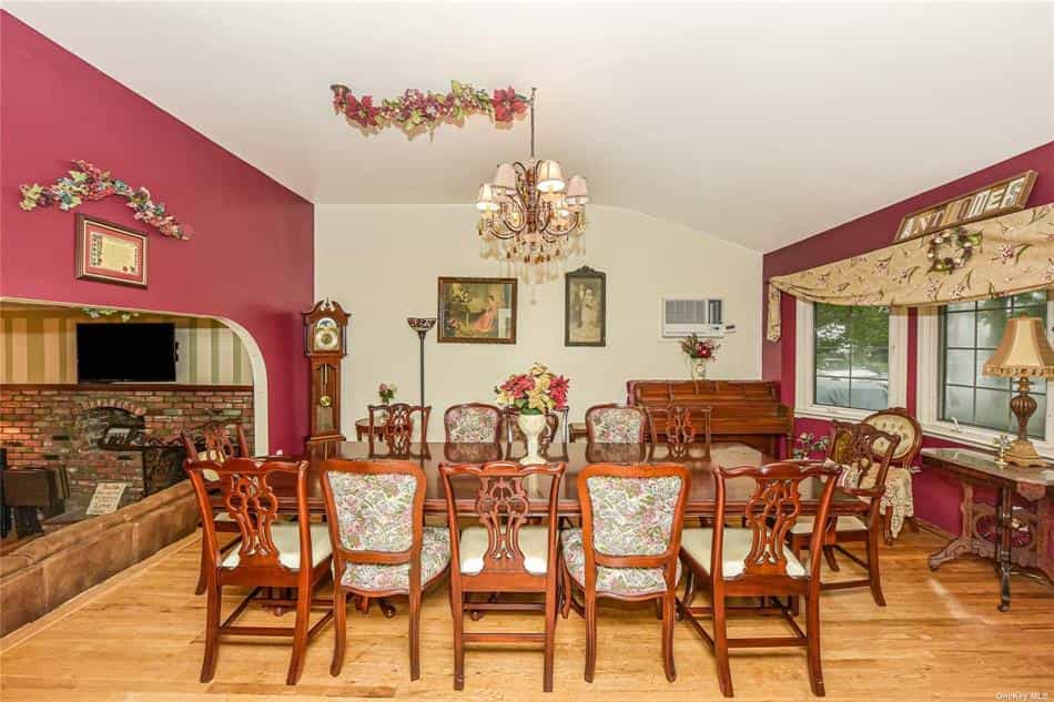 House in Dix Hills, New York 10854435