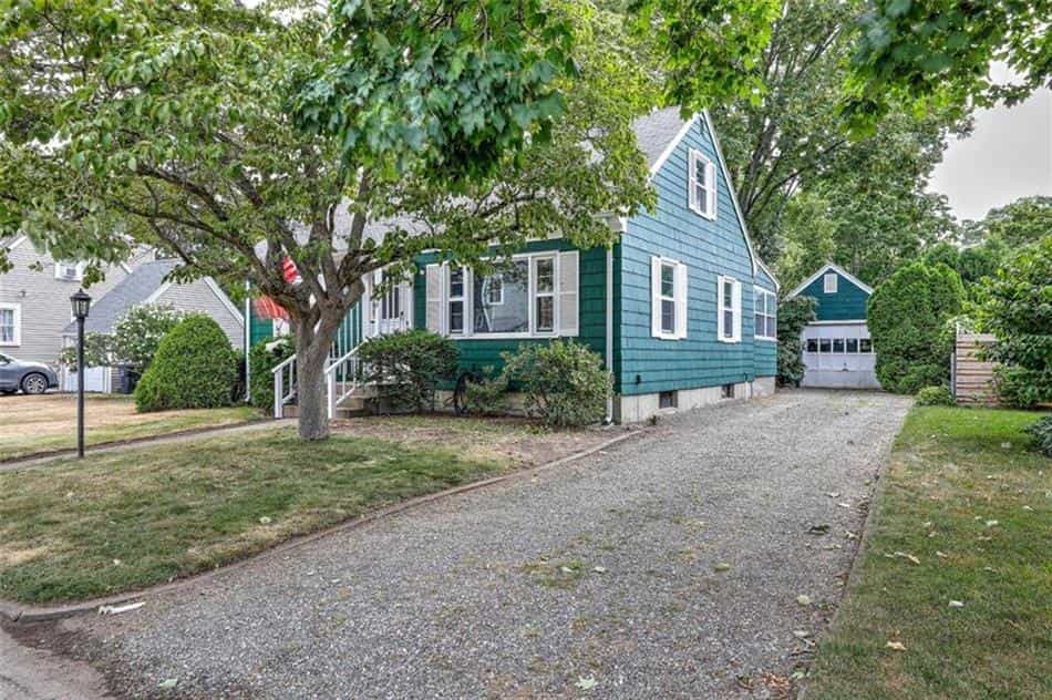 House in Bay Spring, Rhode Island 10855428