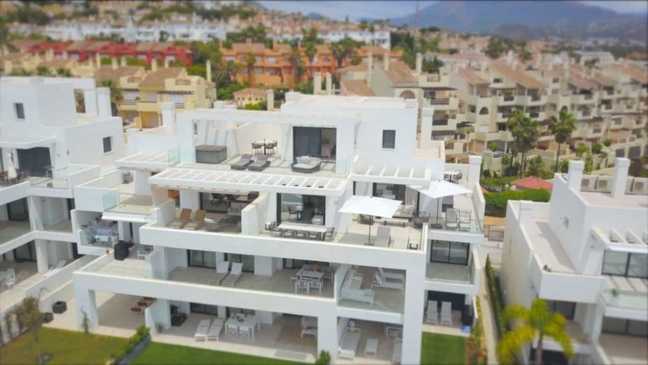 Condominium in Benahavis, Andalusia 10855745