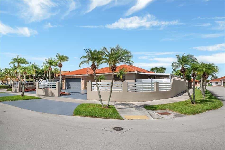 Condominium in Tamiami, Florida 10857689