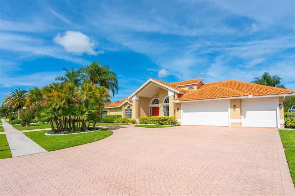 House in Desoto Lakes, Florida 10857876