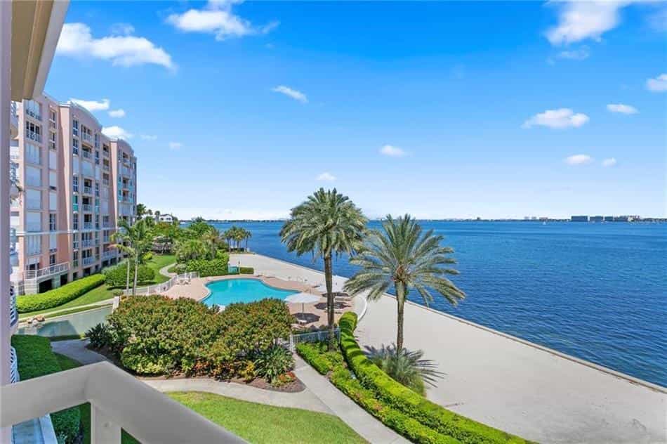 Condominium in Gulfport, Florida 10857959