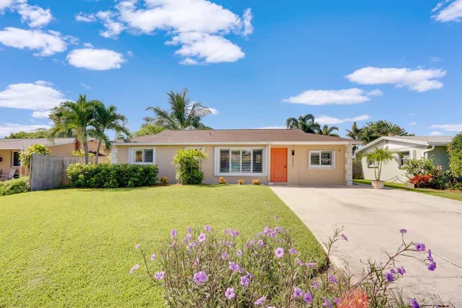House in Coral Gardens, Florida 10857996