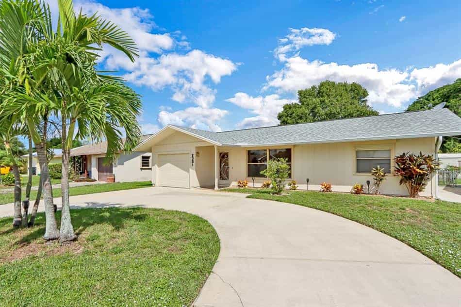 House in Coral Gardens, Florida 10857997