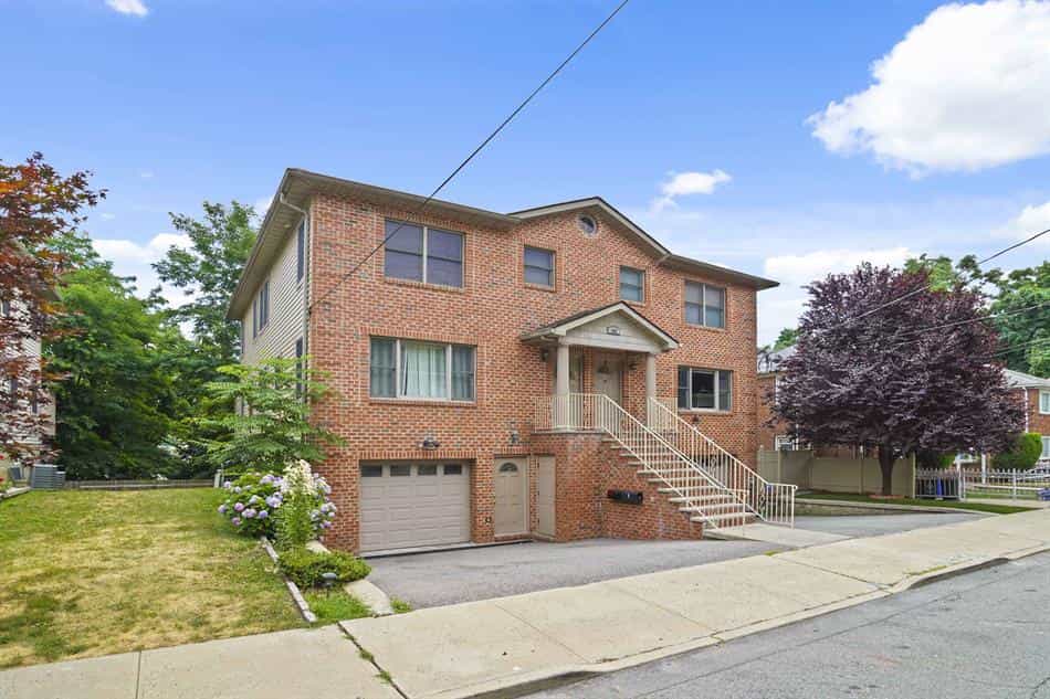 House in Yonkers, New York 10858815