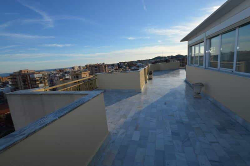 Condominium in Fuengirola, Andalucía 10859750