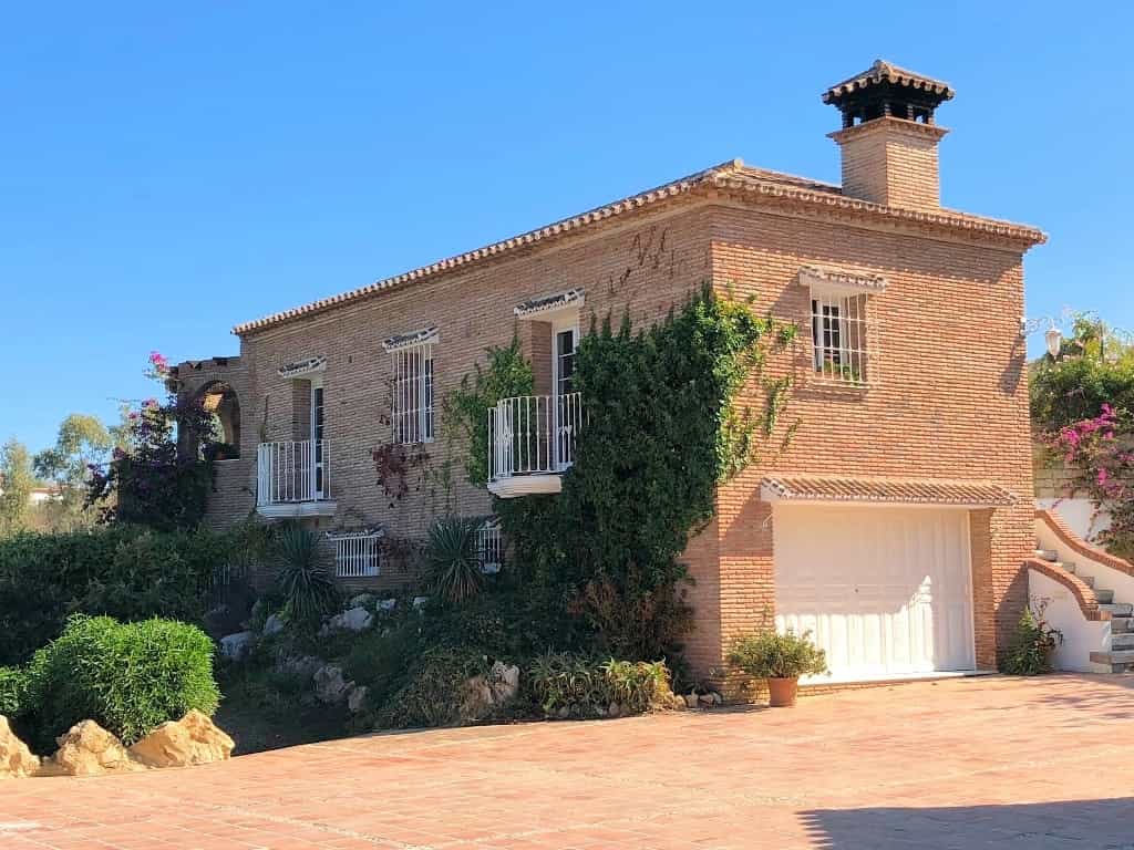 House in Alhaurin de la Torre, Andalusia 10859952