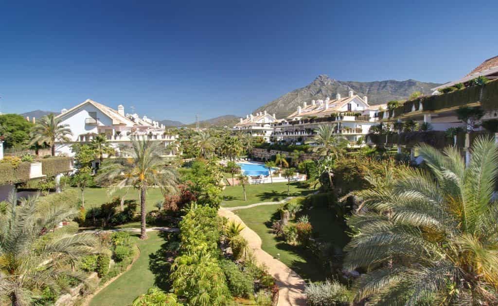 Condominium in Marbella, Andalucía 10860071