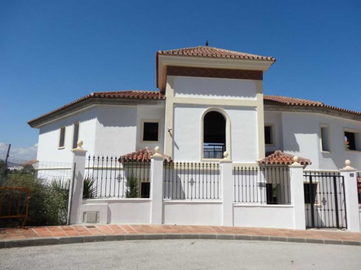 House in Fuengirola, Andalusia 10860294