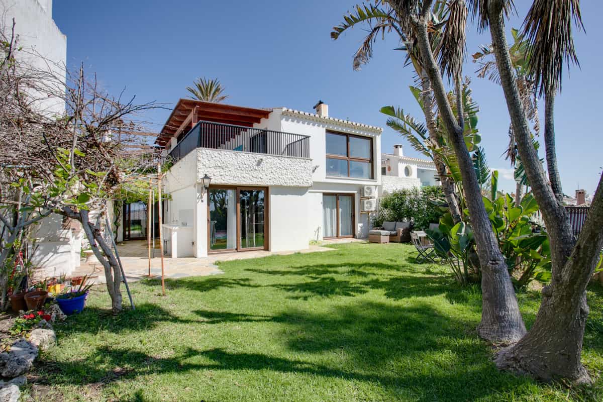 House in Estepona, Andalusia 10860319