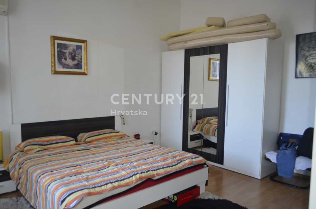 Condominium in Rijeka, Primorje-Gorski Kotar County 10863853