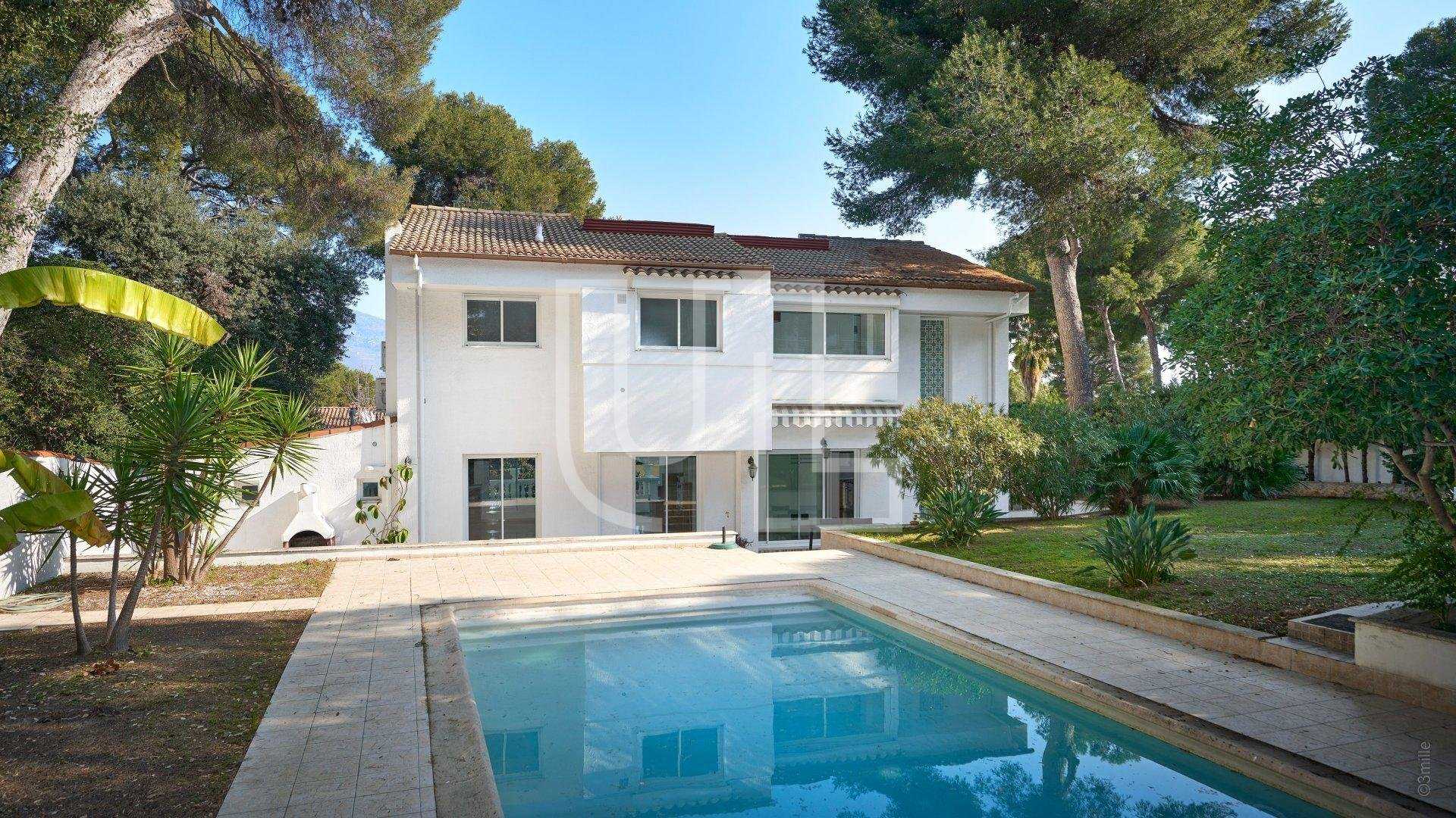 House in Cap Martin, Provence-Alpes-Cote d'Azur 10864333