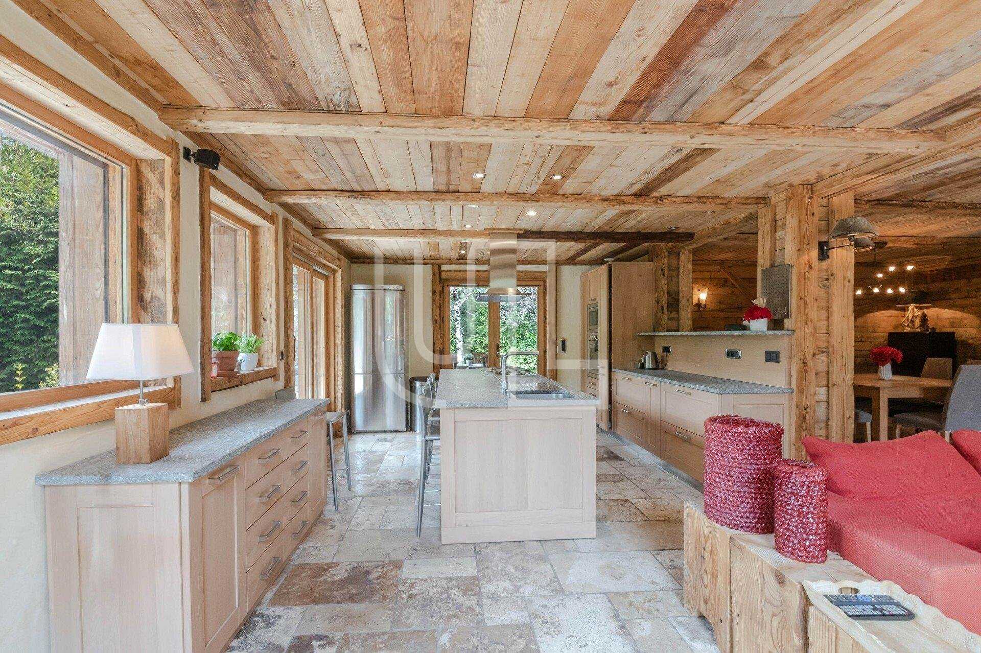 House in Les Praz-de-Chamonix, Auvergne-Rhone-Alpes 10864393