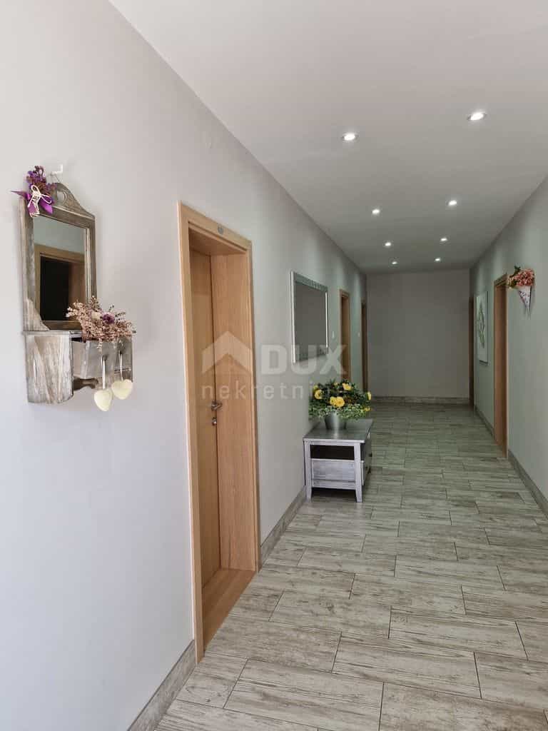 بيت في Mali Losinj, Primorje-Gorski Kotar County 10867029