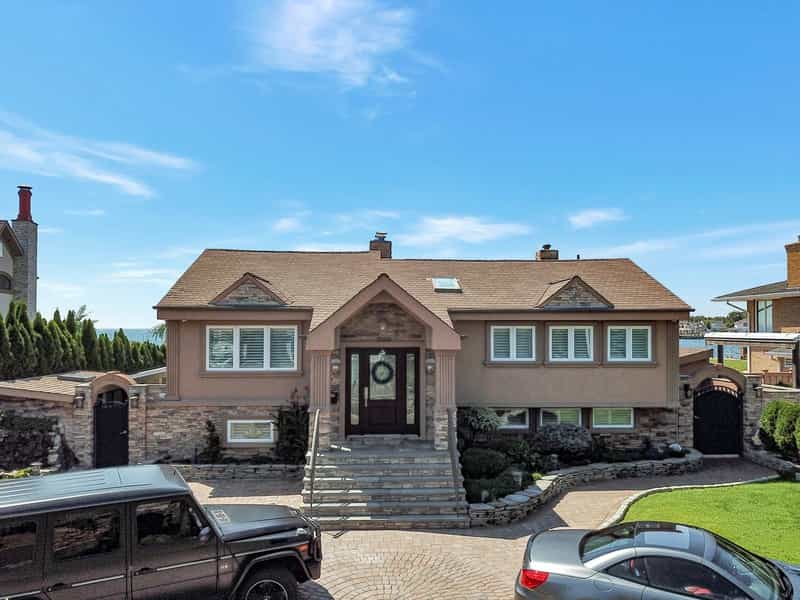 House in West Islip, New York 10867525