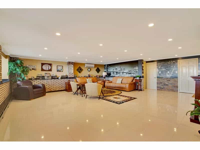 House in West Islip, New York 10867525