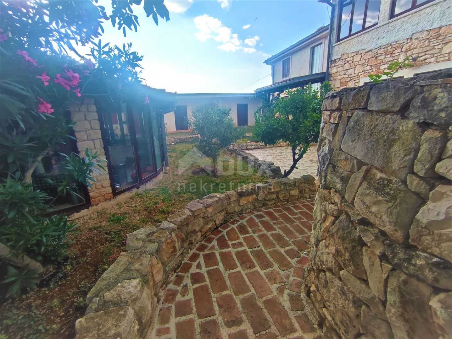 Residential in Šišan, Istria County 10868152