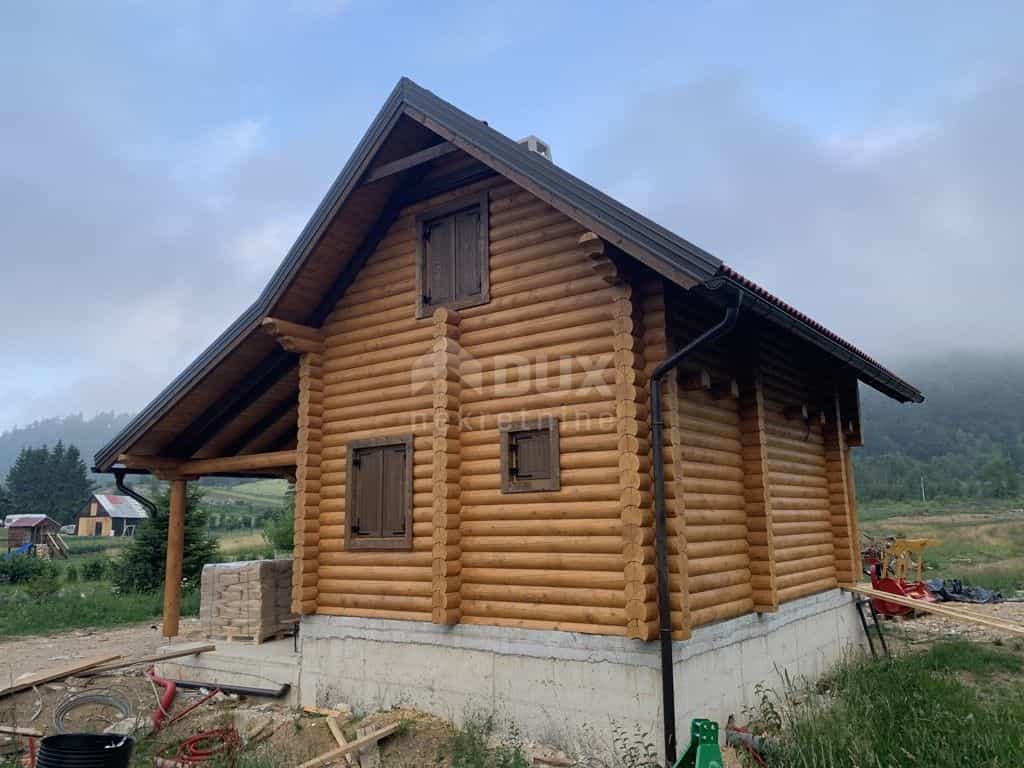 بيت في Fuzine, Primorsko-Goranska Zupanija 10869477