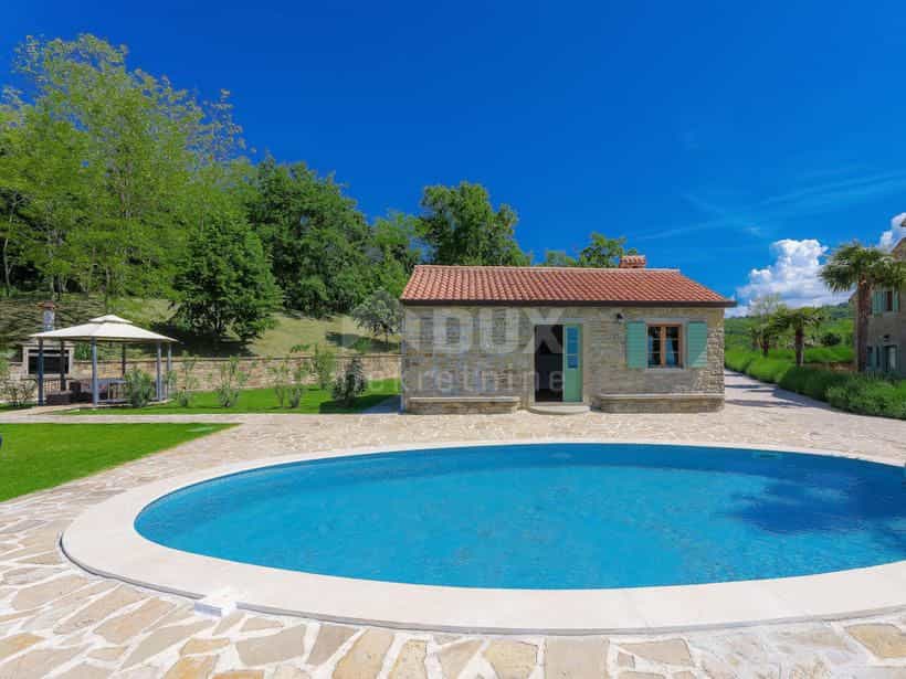 房子 在 Buje, Istria County 10869480