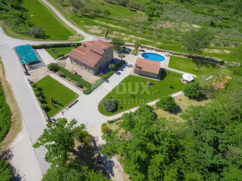 房子 在 Buje, Istarska Zupanija 10869480
