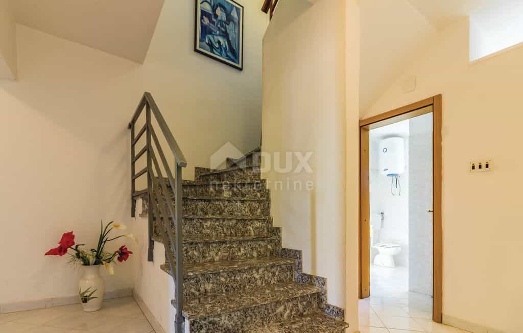 بيت في Banjole, Istria County 10870372