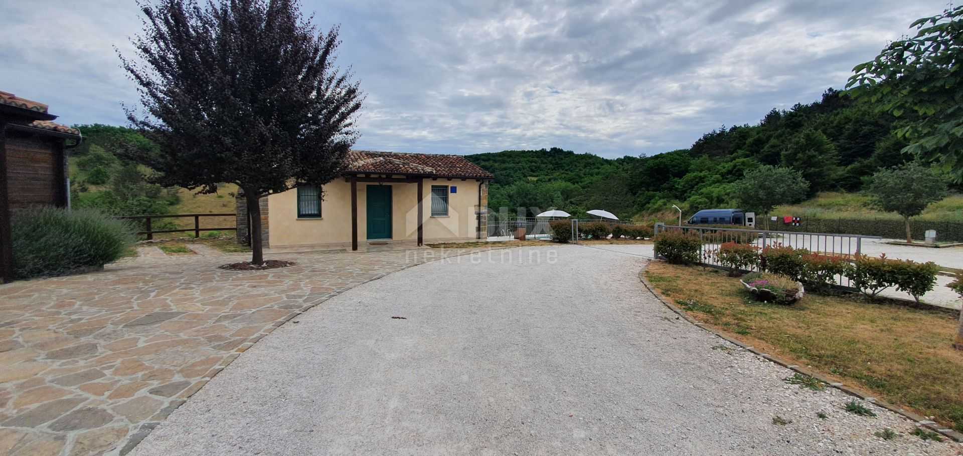 Pengecer di Motovun, Istria County 10870500