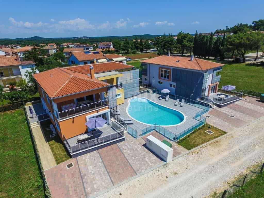 بيت في Poreč, Istria County 10870501