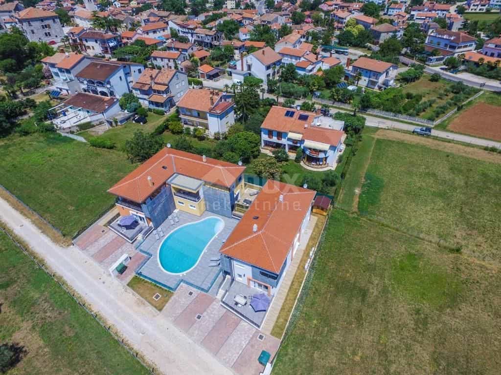 بيت في Poreč, Istria County 10870501