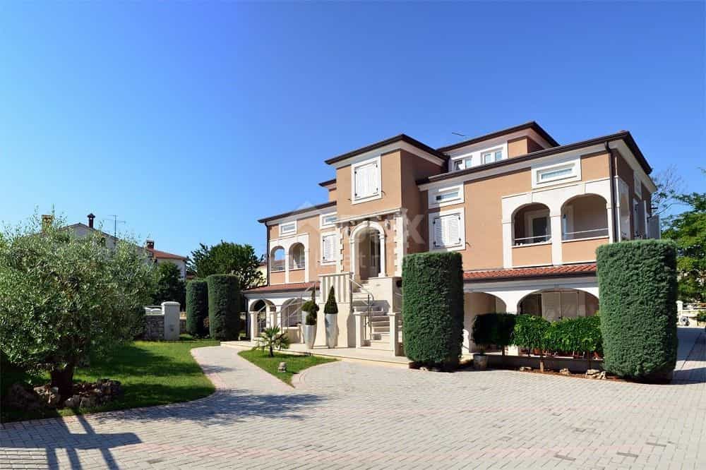 Residential in Funtana, Istria County 10870554