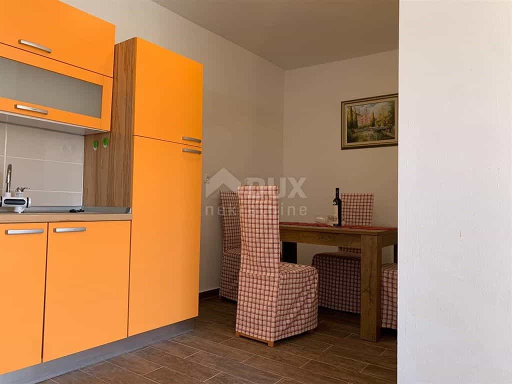 Condominium in Rab, Primorsko-Goranska Zupanija 10871054