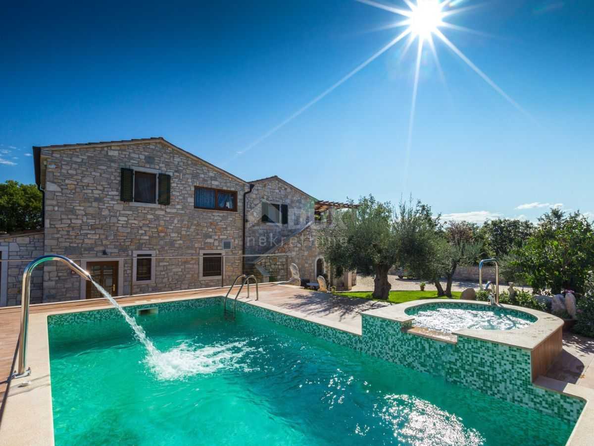Residential in Perci, Istria County 10871090