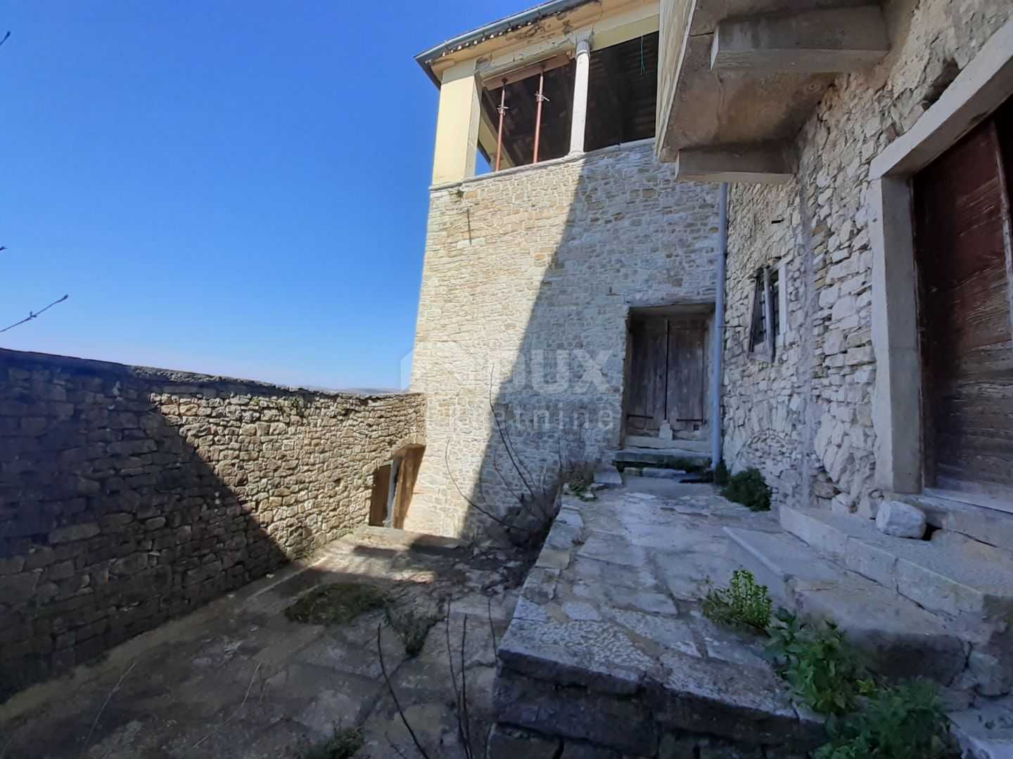 casa en Motovun, Istarska Županija 10871095