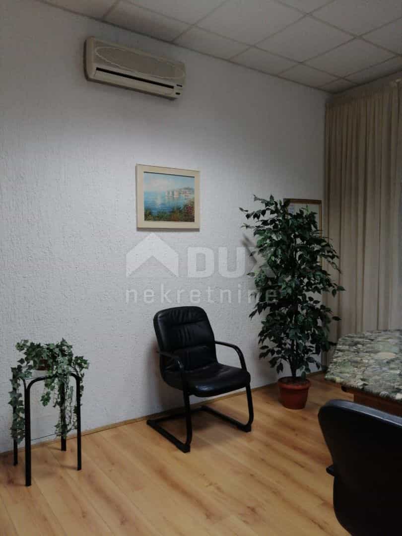 Condominium in , Primorje-Gorski Kotar County 10871676