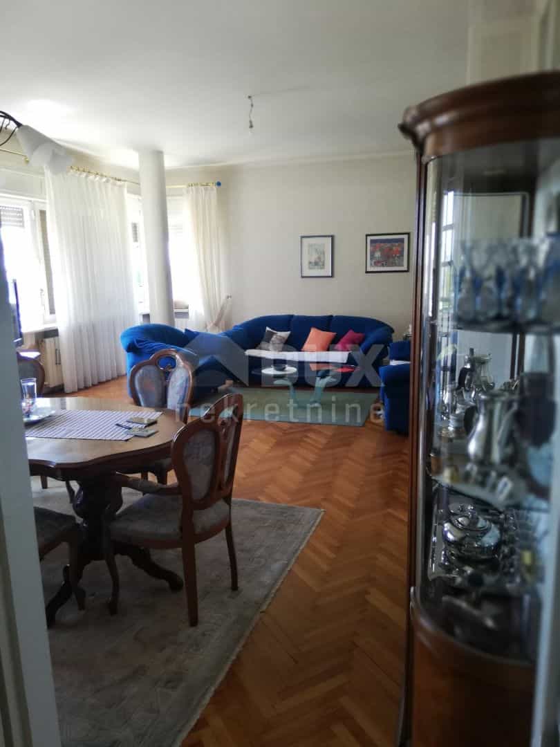 Condominium dans Podvezica, Primorsko-Goranska Zupanija 10872494