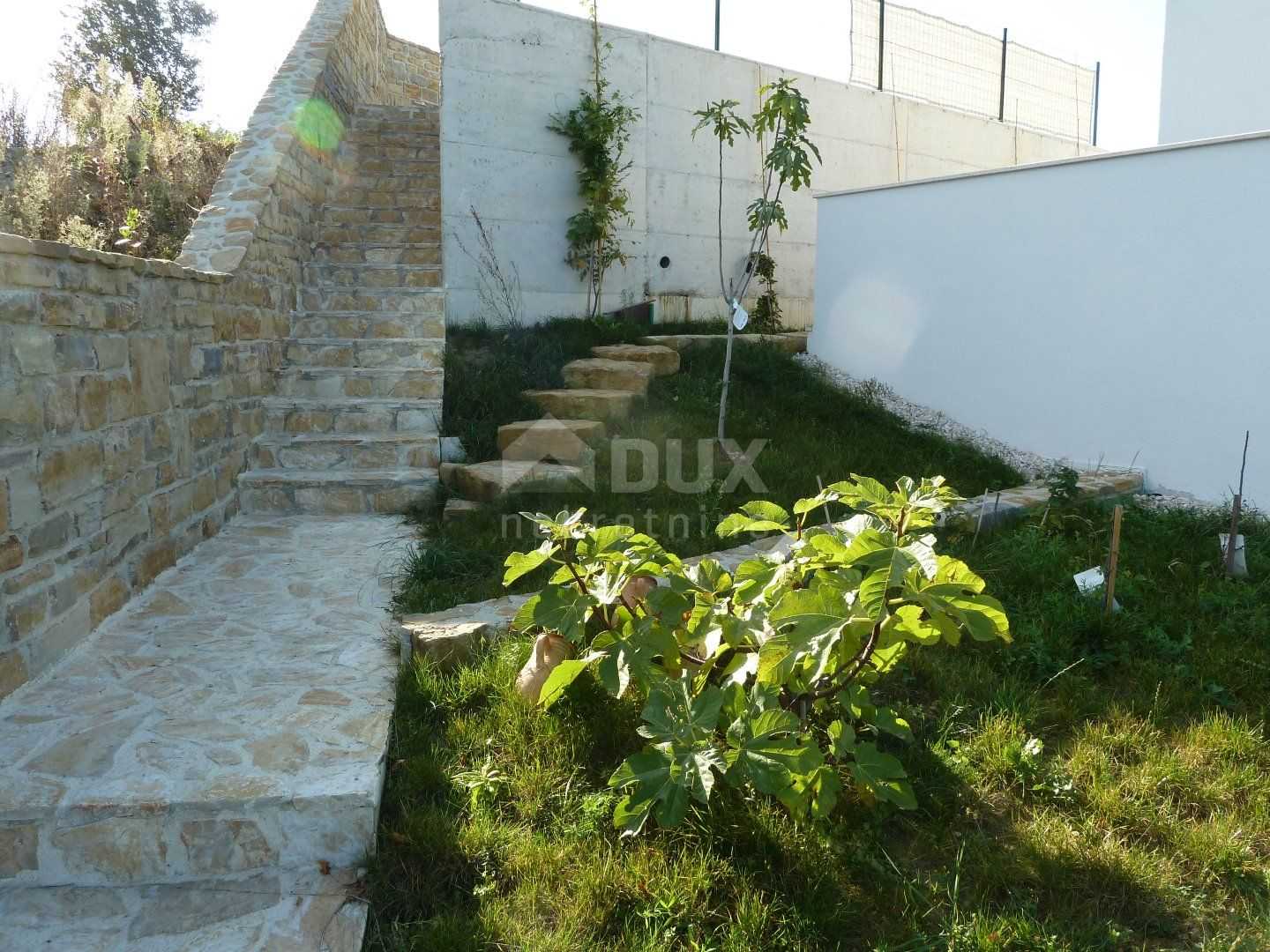 Будинок в Momjan, Istria County 10872514