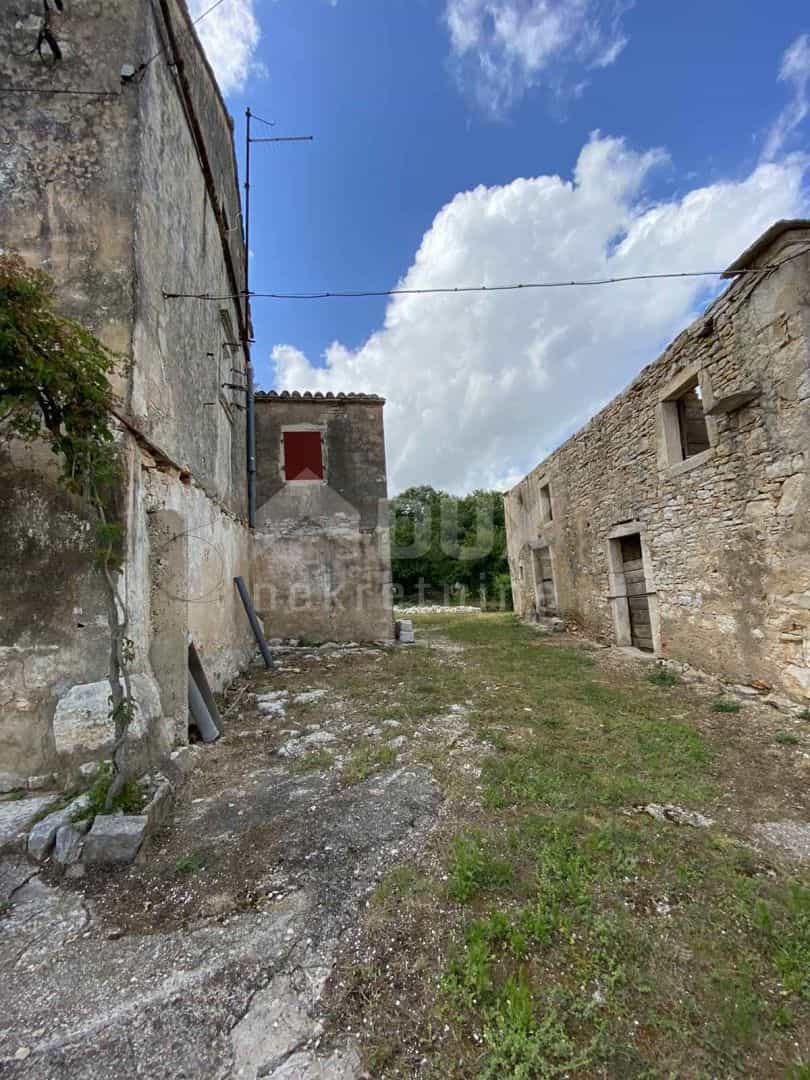 房子 在 Filipana, Istarska županija 10872869