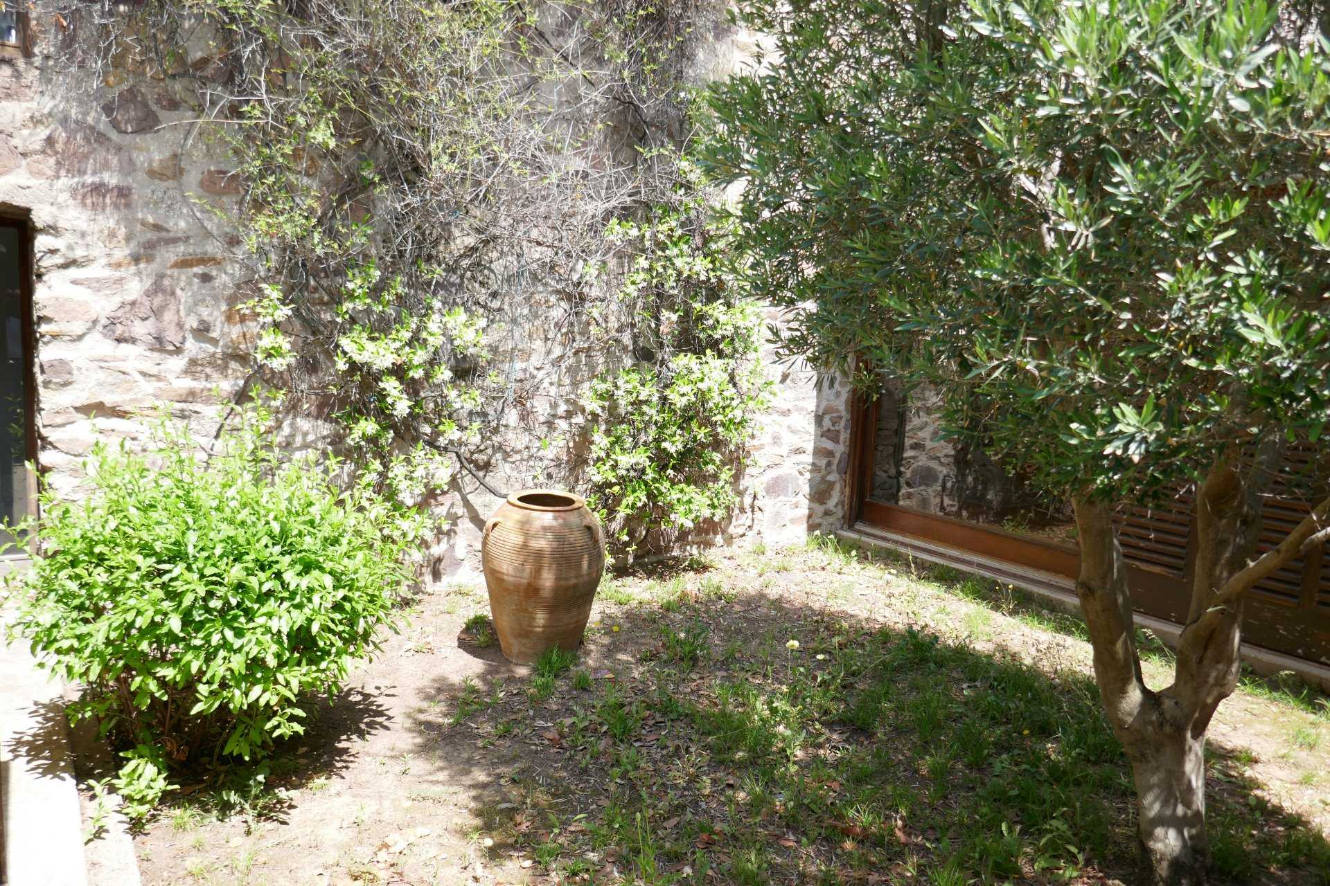 بيت في Roquebrune-sur-Argens, Provence-Alpes-Côte d'Azur 10873290