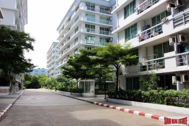 Condominium in Muban Ban Seri, Krung Thep Maha Nakhon 10877333