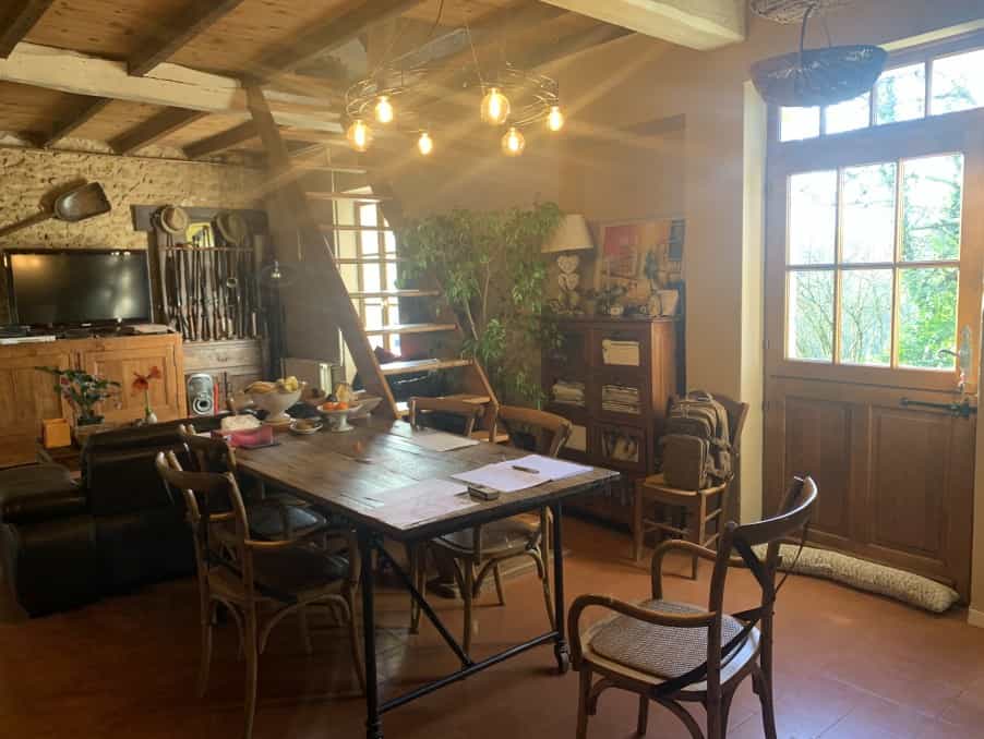 Huis in Eyraud-Crempse-Maurens, Nouvelle-Aquitaine 10883768