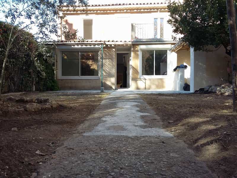 Useita taloja sisään Pertuis, Provence-Alpes-Cote d'Azur 10889418
