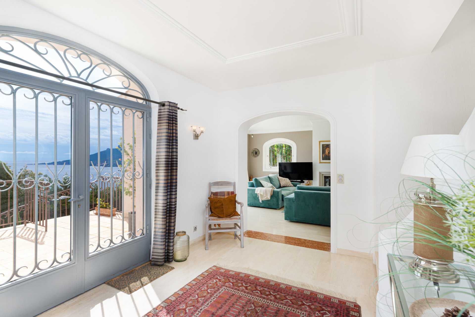 House in Espero-Pax, Provence-Alpes-Cote d'Azur 10889431