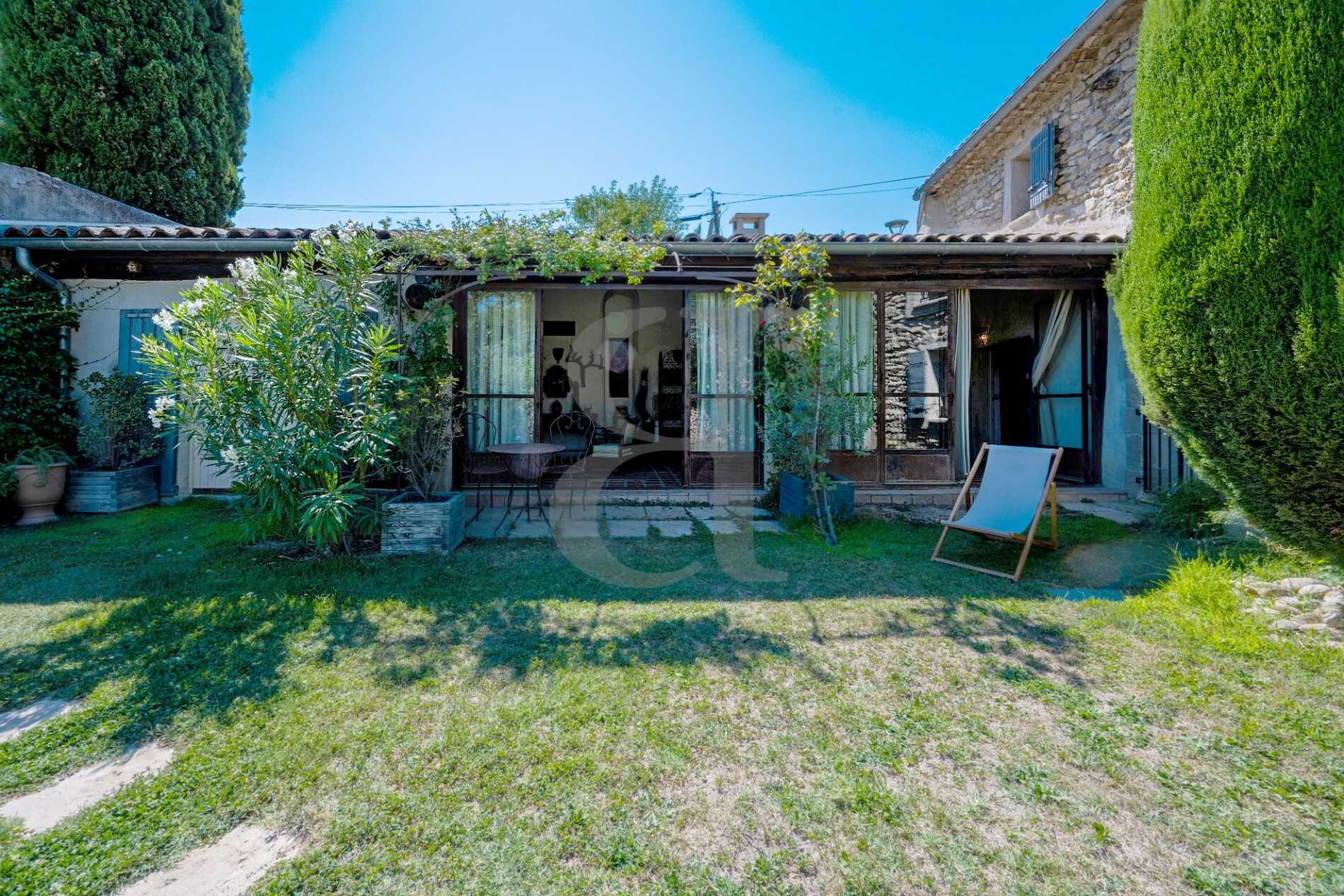 House in L'Isle-sur-la-Sorgue, Provence-Alpes-Cote d'Azur 10889944