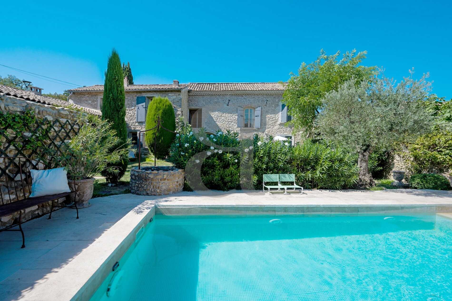 House in L'Isle-sur-la-Sorgue, Provence-Alpes-Cote d'Azur 10889944