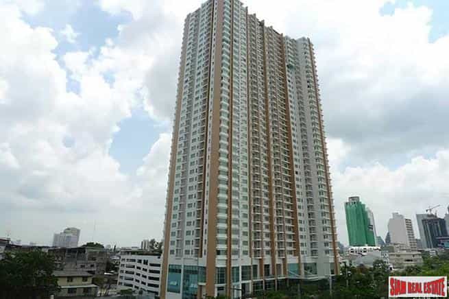 Condominium in Sathon, Krung Thep Maha Nakhon 10890237