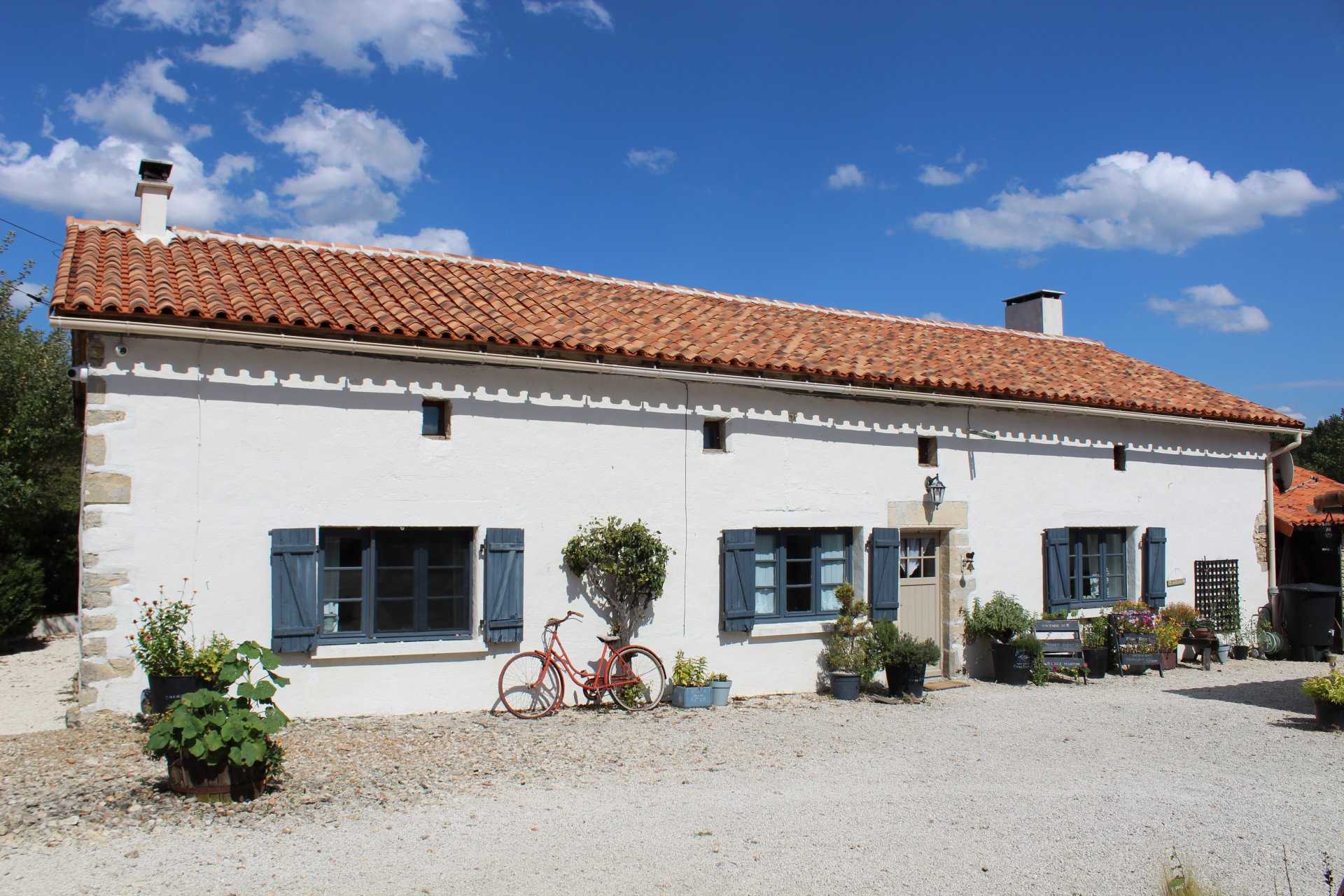 House in Champagne-Mouton, Nouvelle-Aquitaine 10890273