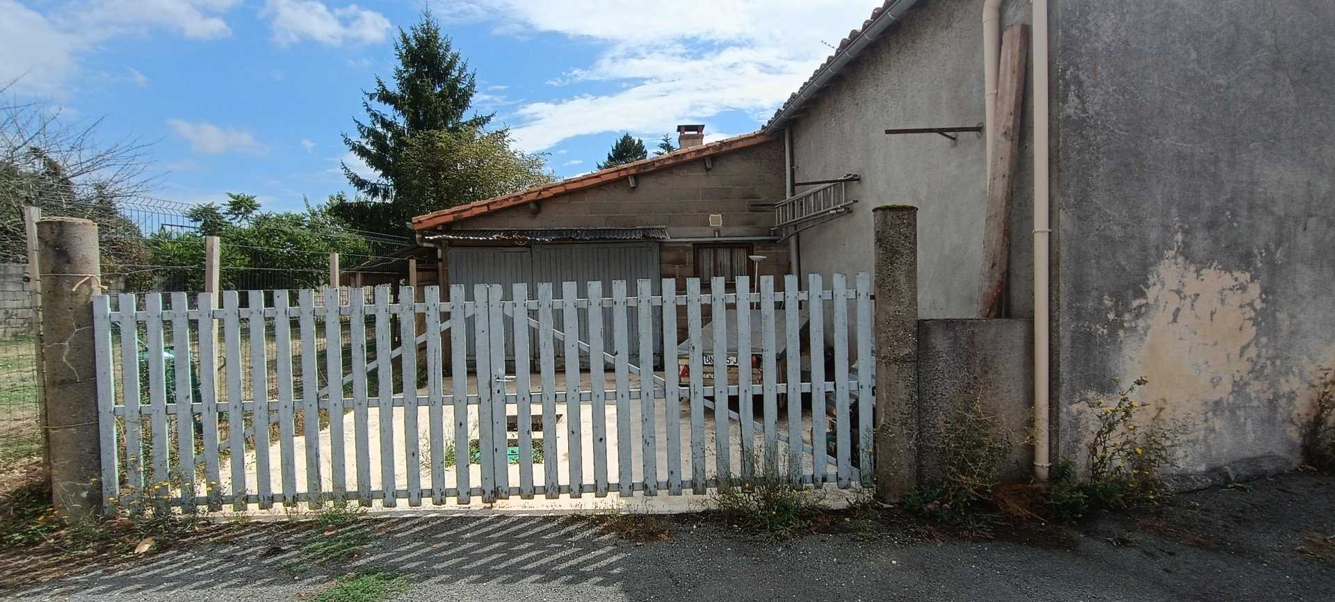 Talo sisään Saint-Martin-du-Clocher, Nouvelle-Aquitaine 10890276