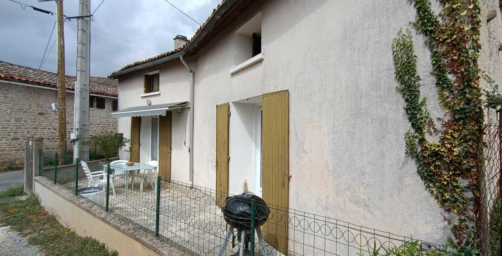 Rumah di Saint-Martin-du-Clocher, Nouvelle-Aquitaine 10890276