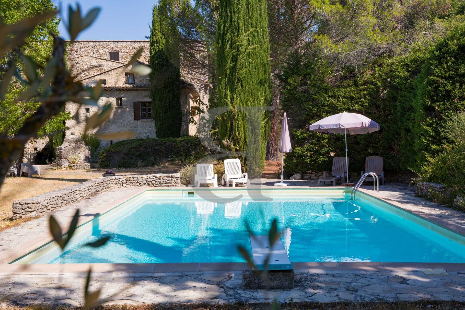 House in Vaison-la-Romaine, Provence-Alpes-Cote d'Azur 10890341