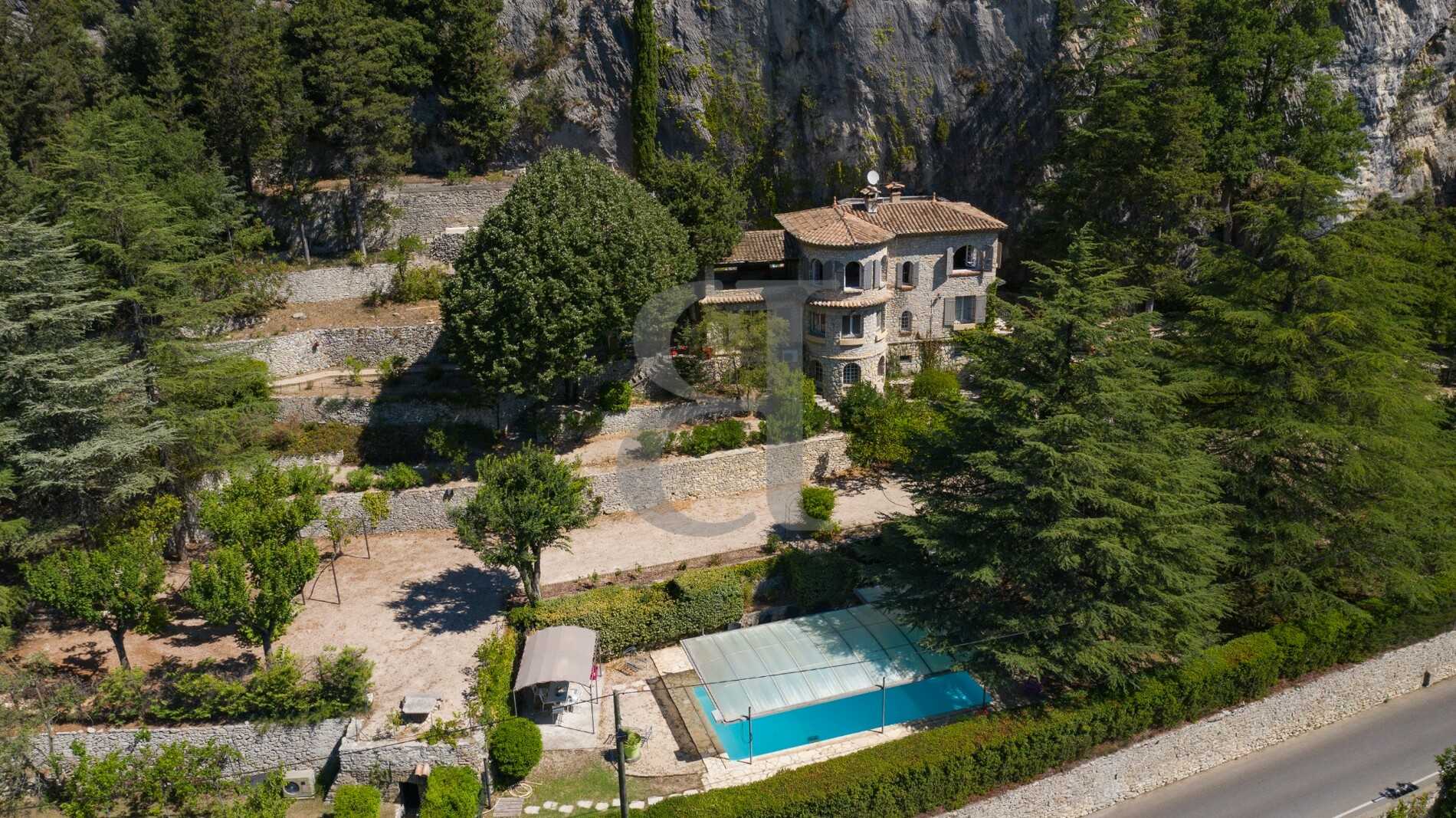 بيت في Vaison-la-Romaine, Provence-Alpes-Cote d'Azur 10890343