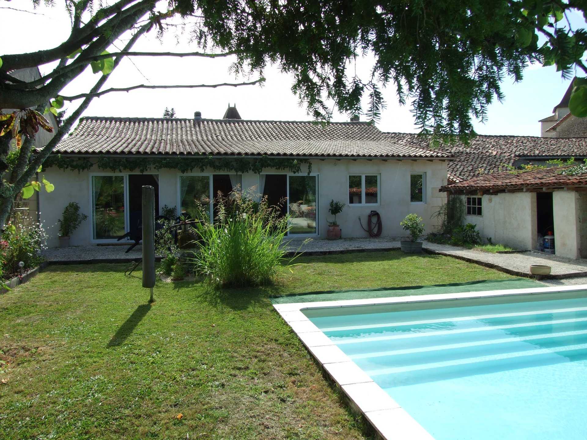House in Bonnes, Nouvelle-Aquitaine 10890502